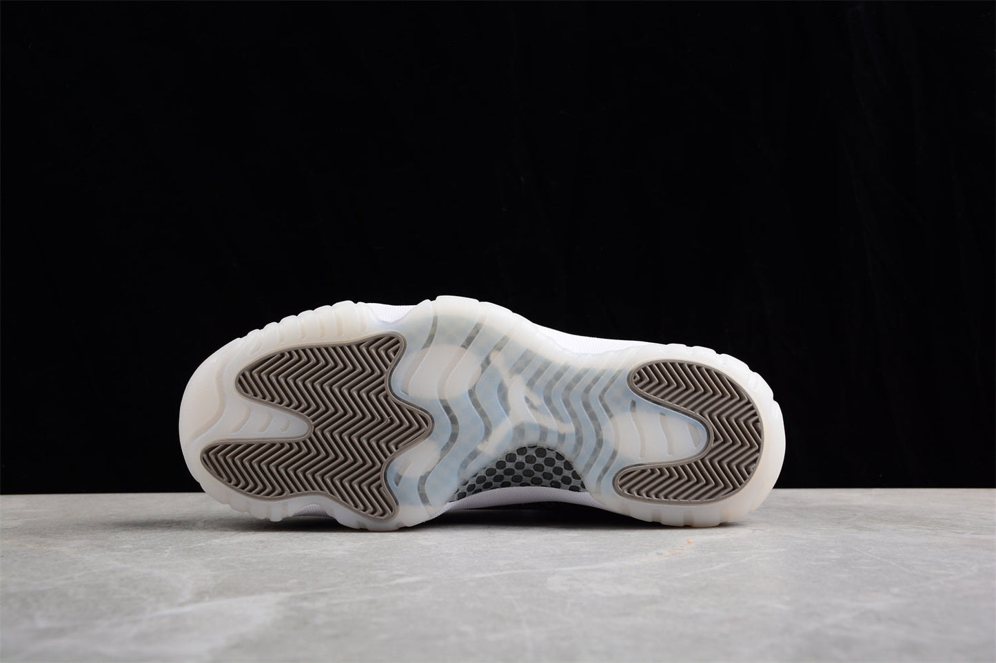 Air Jordan AJ11 Low "White Cement"