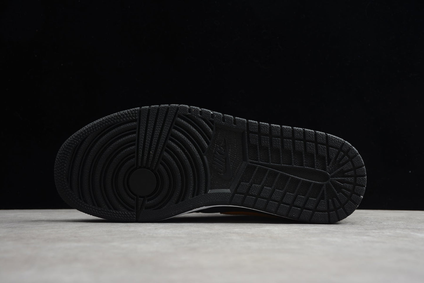 Nike Air Jordan 1 Mid "Black Metallic Gold White"