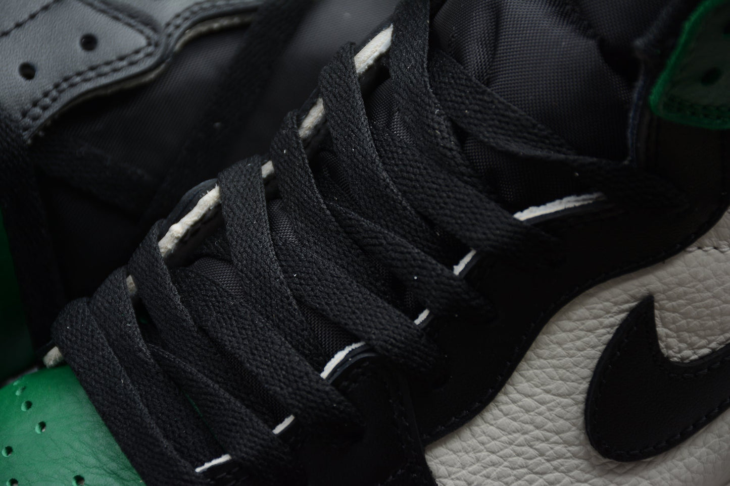 Air Jordan 1 Retro High OG 'Pine Green'