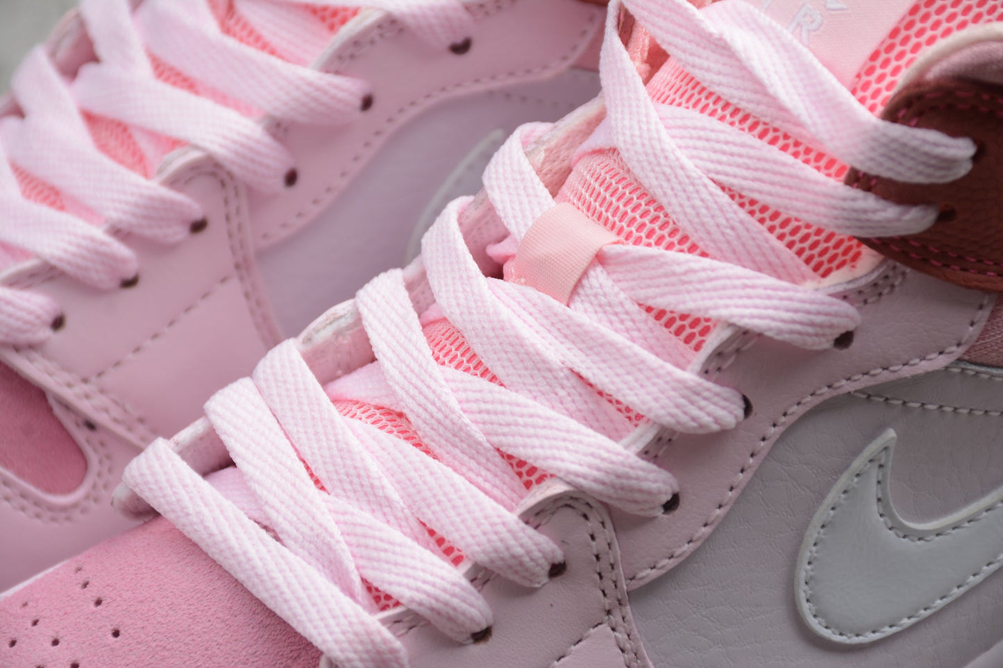 Air Jordan 1 Mid 'Digital Pink'