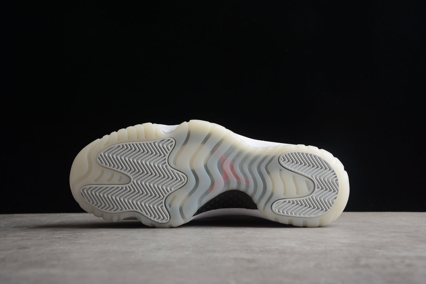 Nike Air Jordan 11 Retro“Platinum Tint”