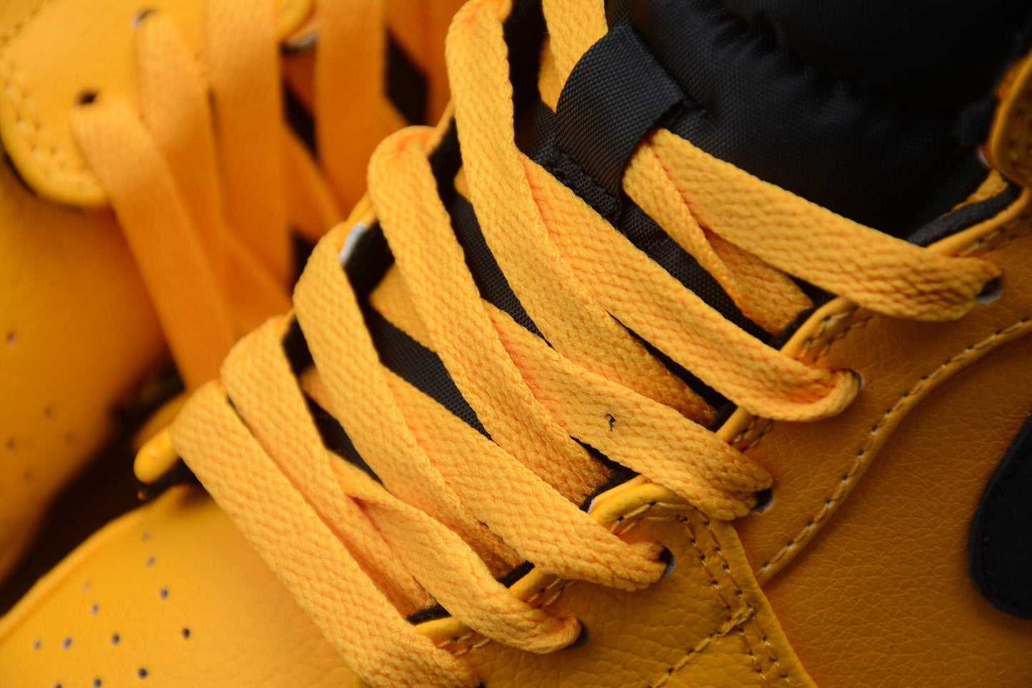 Nike Air Jordan 1 Mid GS 'University Gold'