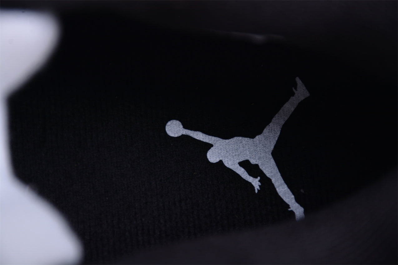 Air Jordan 4 Retro "White Thunder"