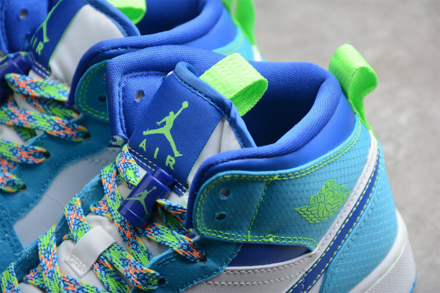 Air Jordan 1 Mid SE GS 'Sprite Blue'