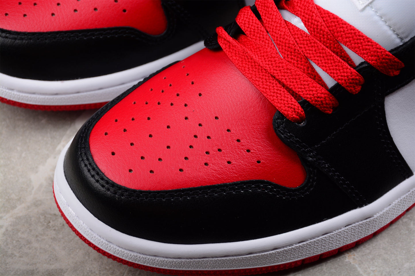 Air Jordan 1 Mid "Alternate Bred Toe"