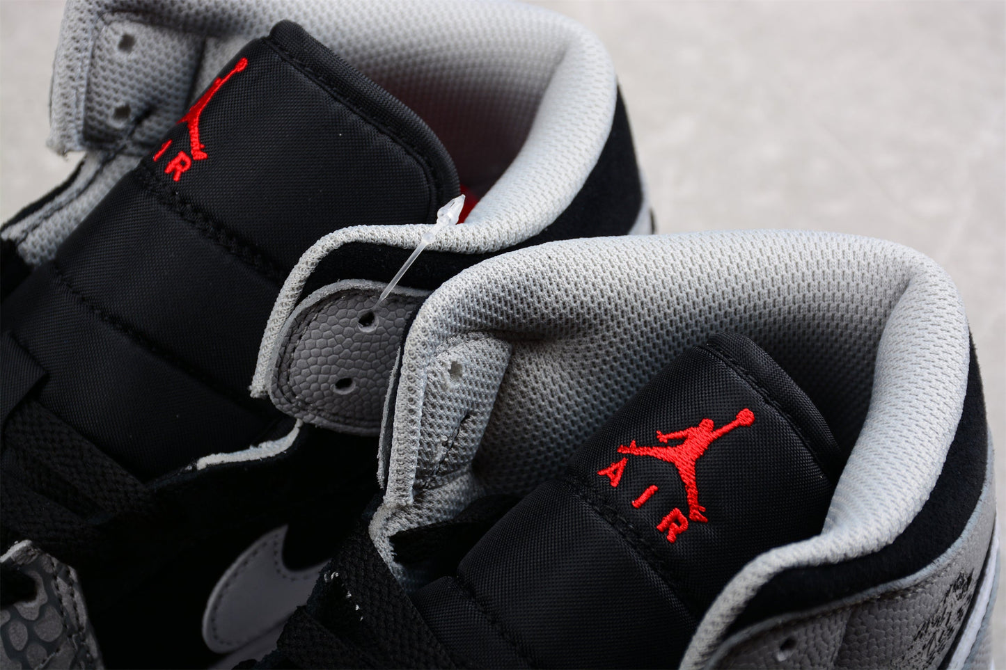 Air Jordan 1 Mid SE "Elephant Toe"