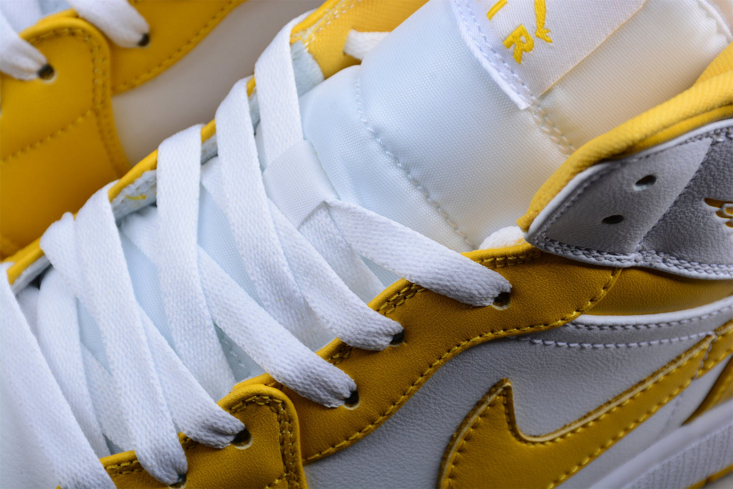 Nike  Air Jordan 1 Mid 'University Gold White'