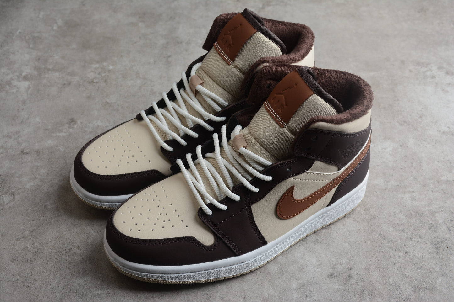 Air Jordan 1 Mid SE "Brown Basalt Fleece"