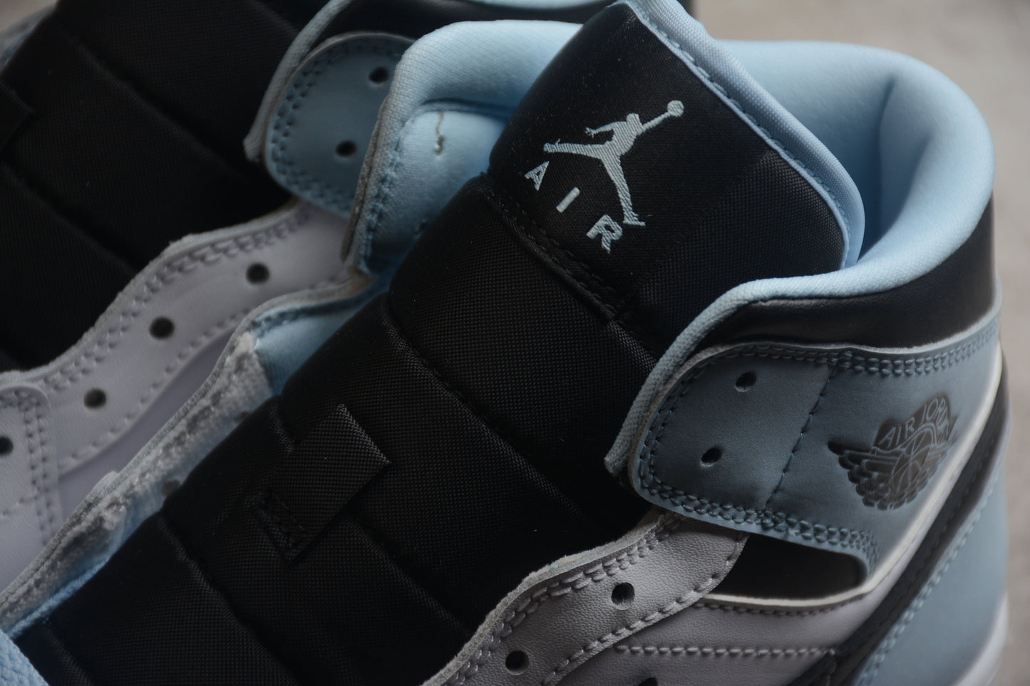 Nike Air Jordan 1 Mid SE "White Ice Blue Black UNC" GS