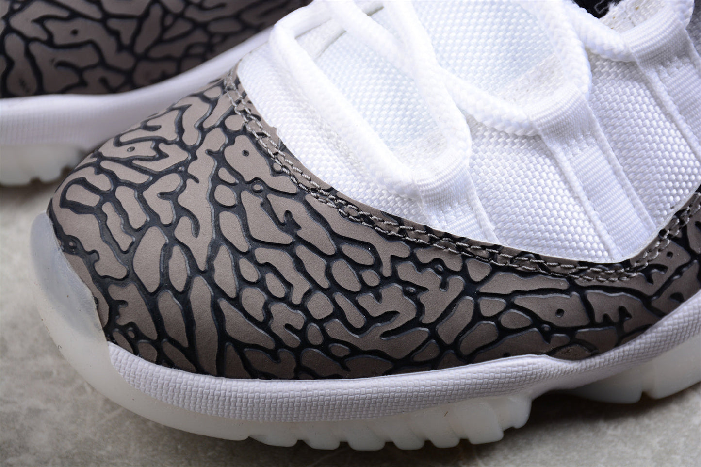 Air Jordan AJ11 Low "White Cement"