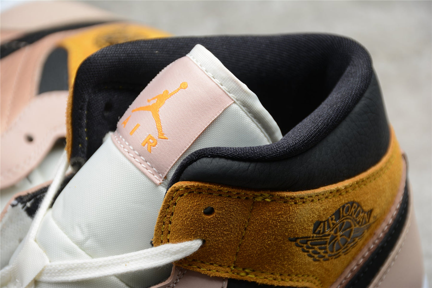Air Jordan 1 Mid SE “Particle Beige”