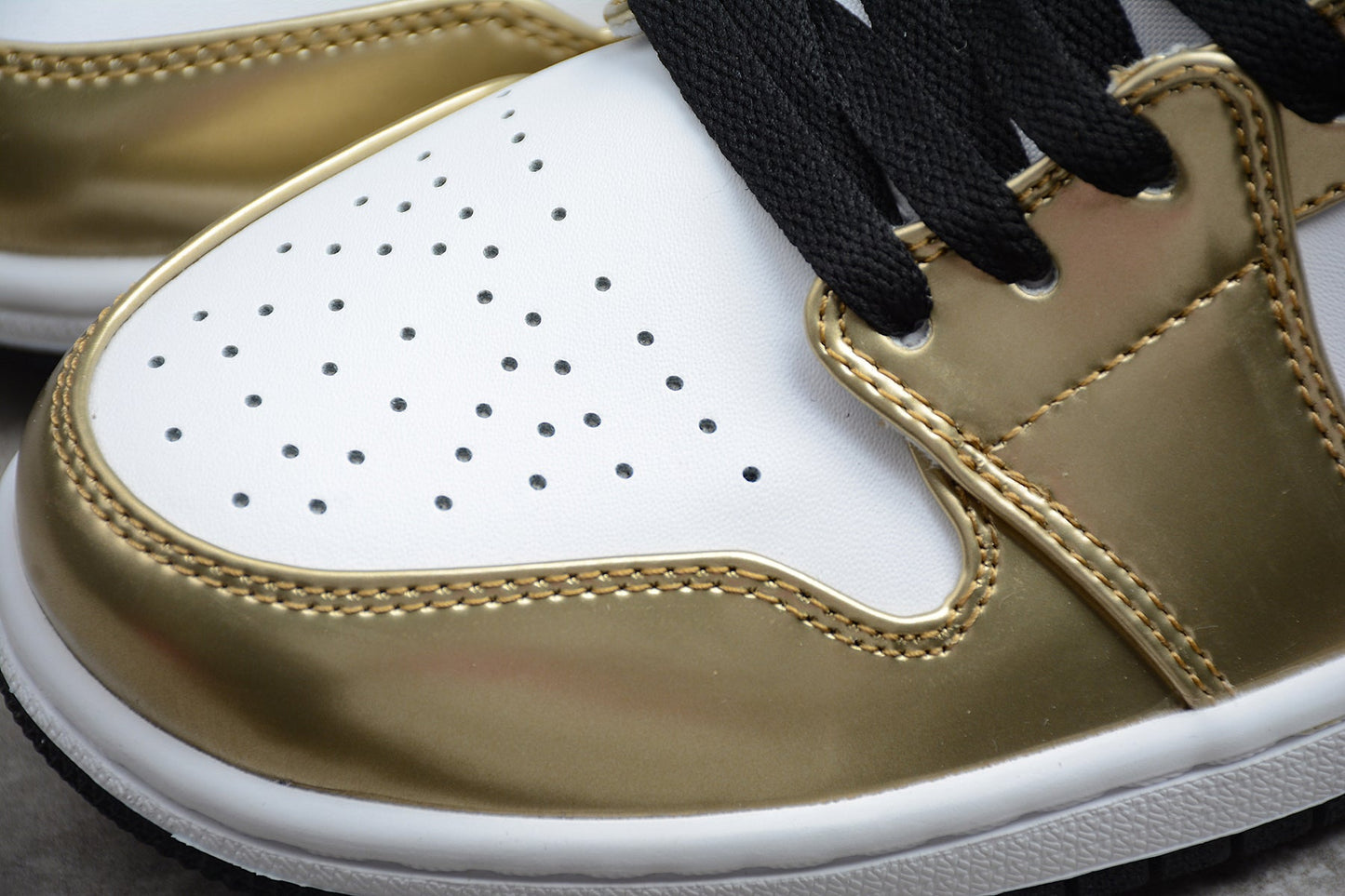 Air Jordan 1 Mid SE "Metallic Gold"