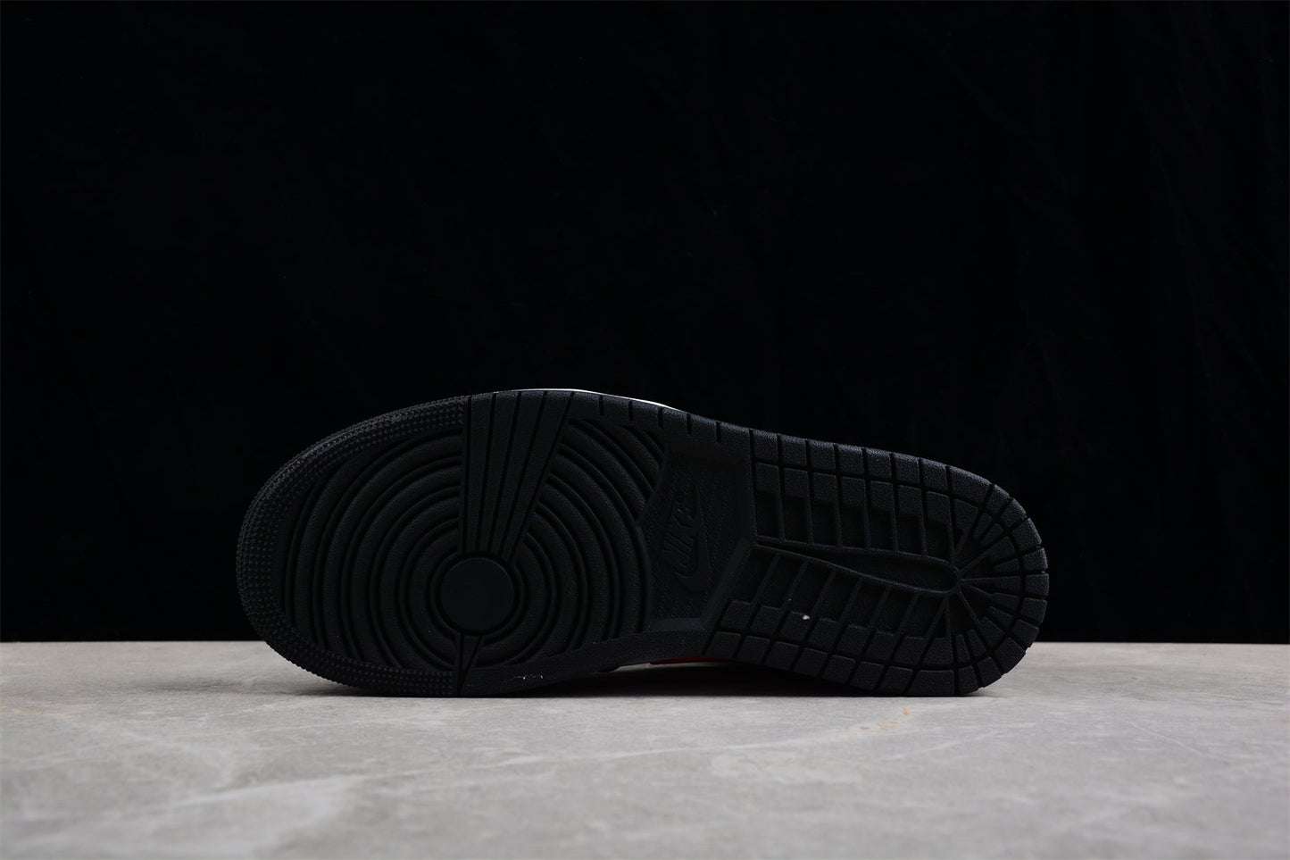 Nike Air Jordan 1 Mid "White Black Red Bred Toe"