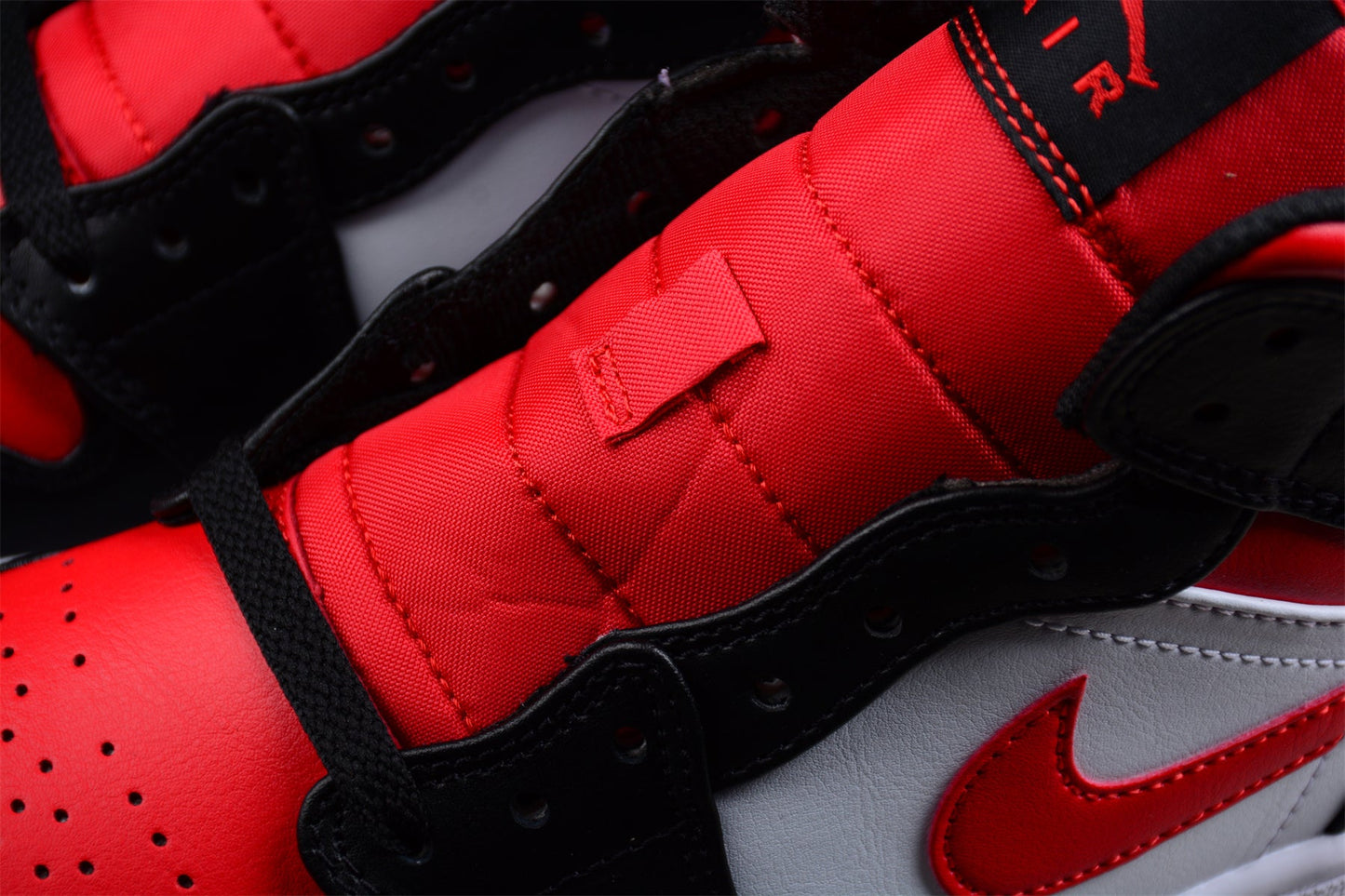 Nike Air Jordan 1 Mid "White Black Red Bred Toe"