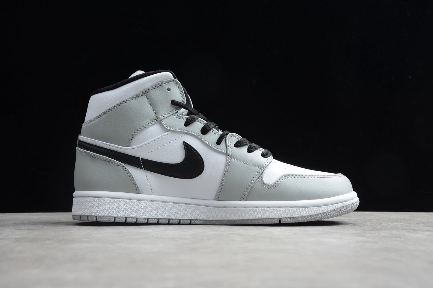 Nike Air Jordan 1 Mid "Light Smoke Grey"