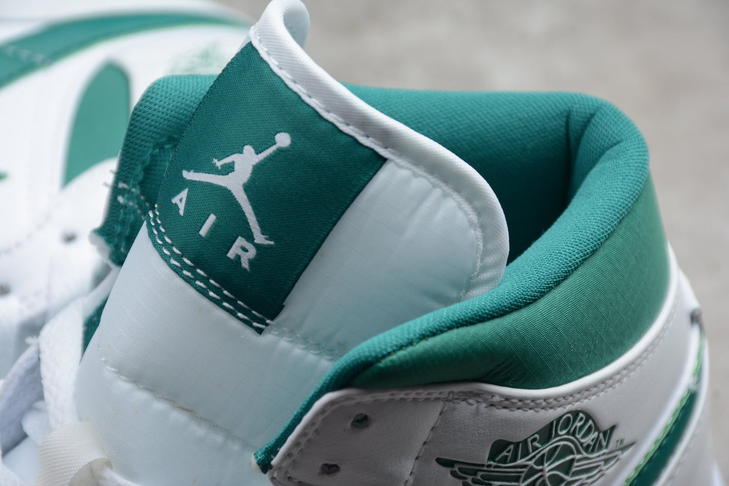 Air Jordan 1 Mid "White/Mystic Green"