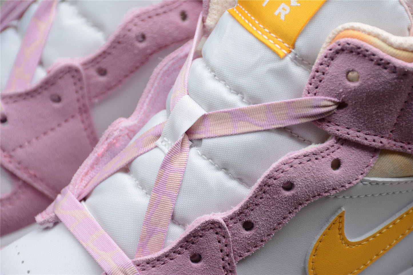Air Jordan 1 Mid SE GS 'Arctic Pink'