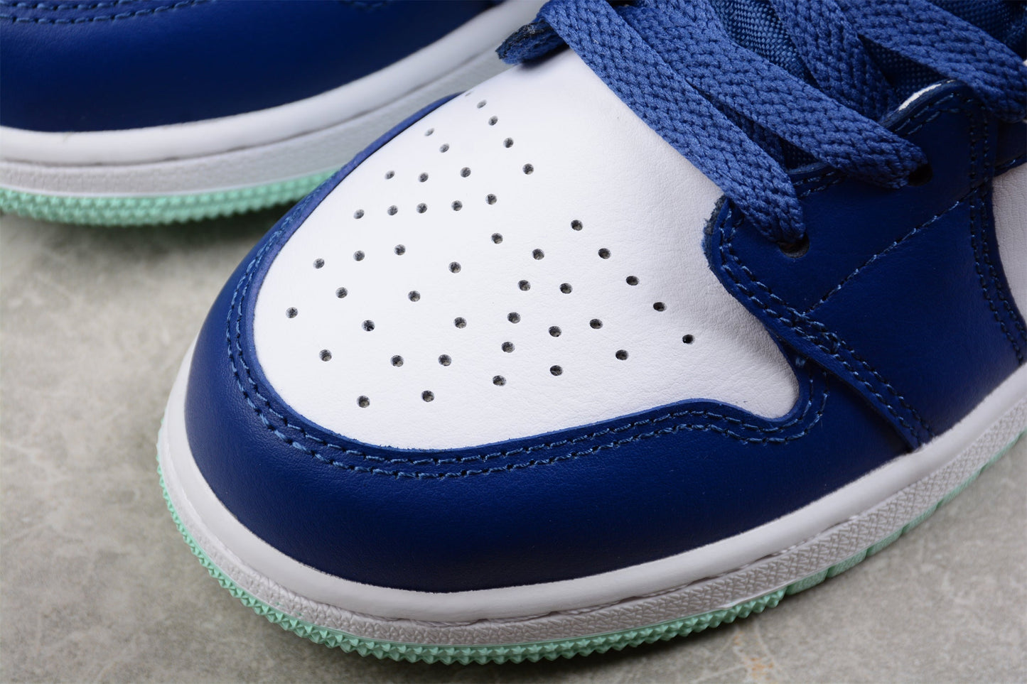 Nike Air Jordan 1 Mid "Mint Foam"