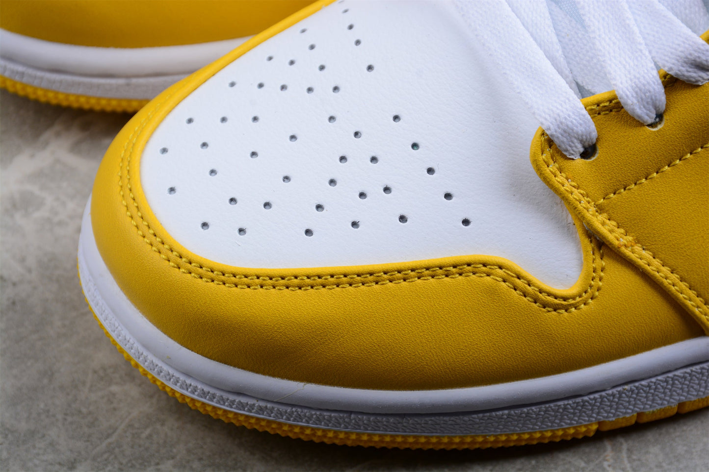 Nike  Air Jordan 1 Mid 'University Gold White'