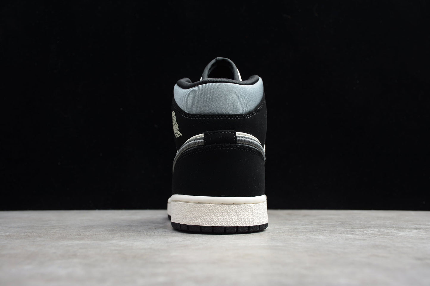 Air Jordan 1 Mid "Black/Smoke Grey"