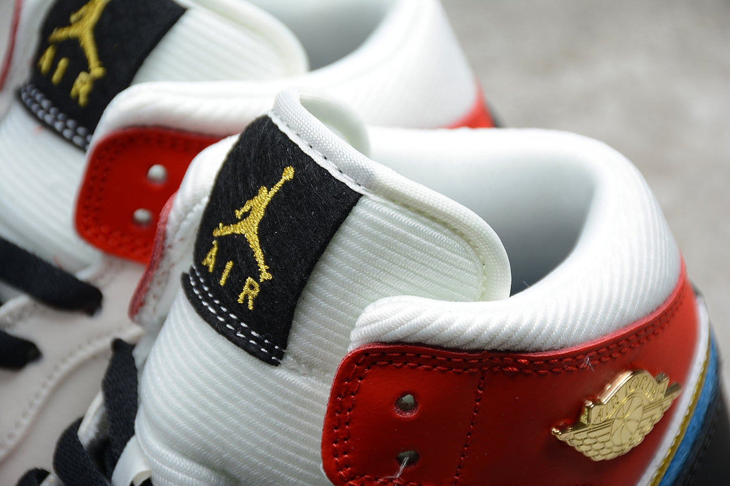Air Jordan 1 Mid "Noir/Rouge Gym/Or Metallic"