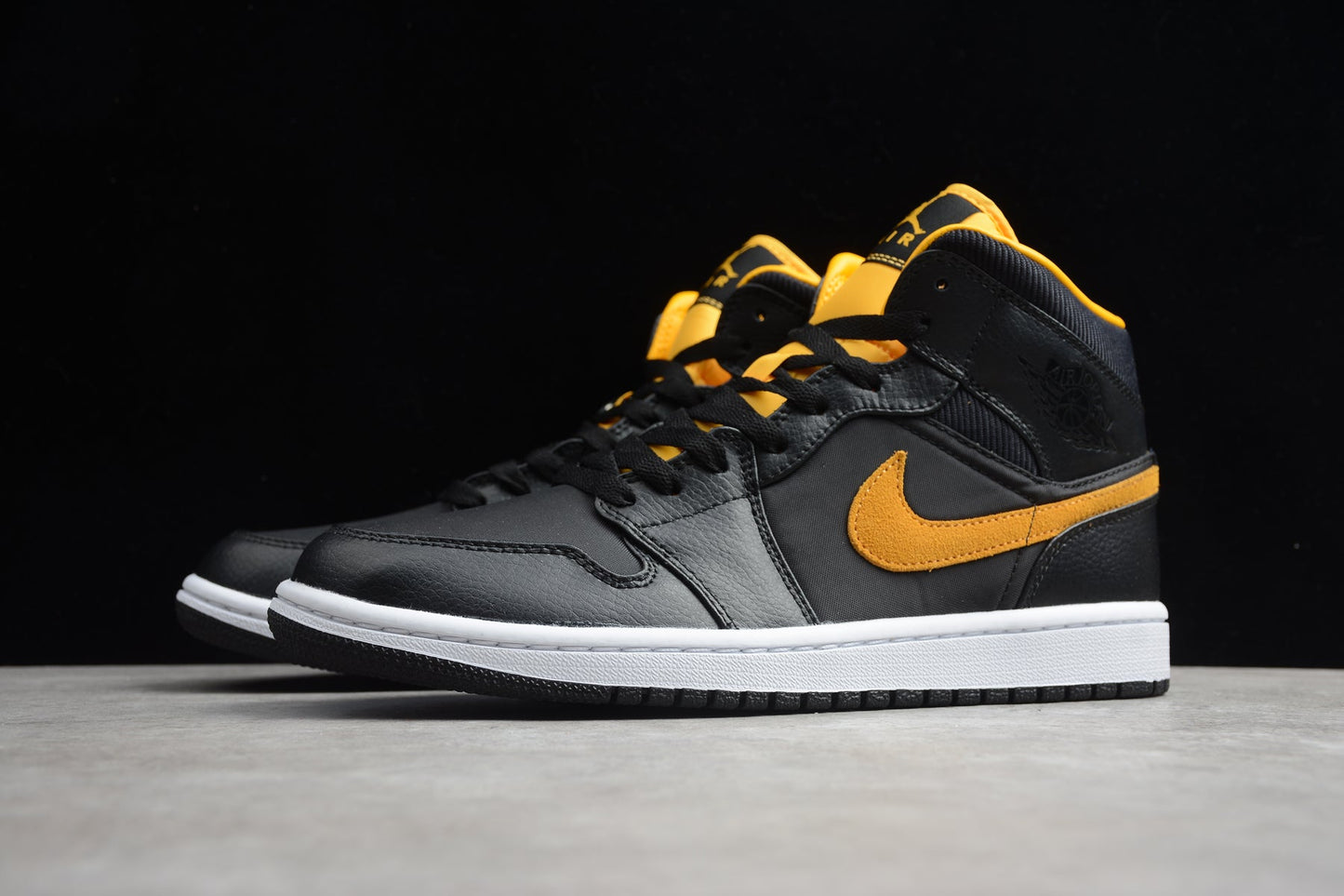 Nike Air Jordan 1 Mid "Black Metallic Gold White"