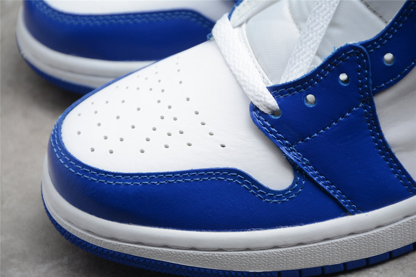 Nike Air Jordan 1 Mid 'Kentucky Blue'