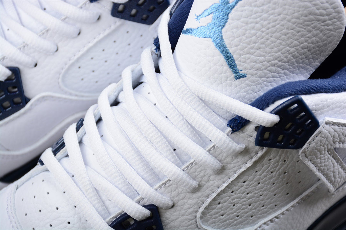 Air Jordan 4 "Columbia"