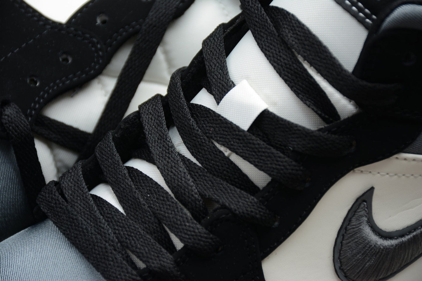 Air Jordan 1 Mid "Black/Smoke Grey"