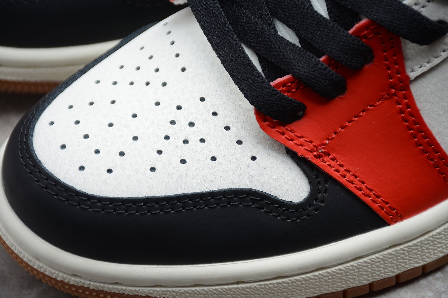 Air Jordan 1 Mid "Noir/Rouge Gym/Or Metallic"