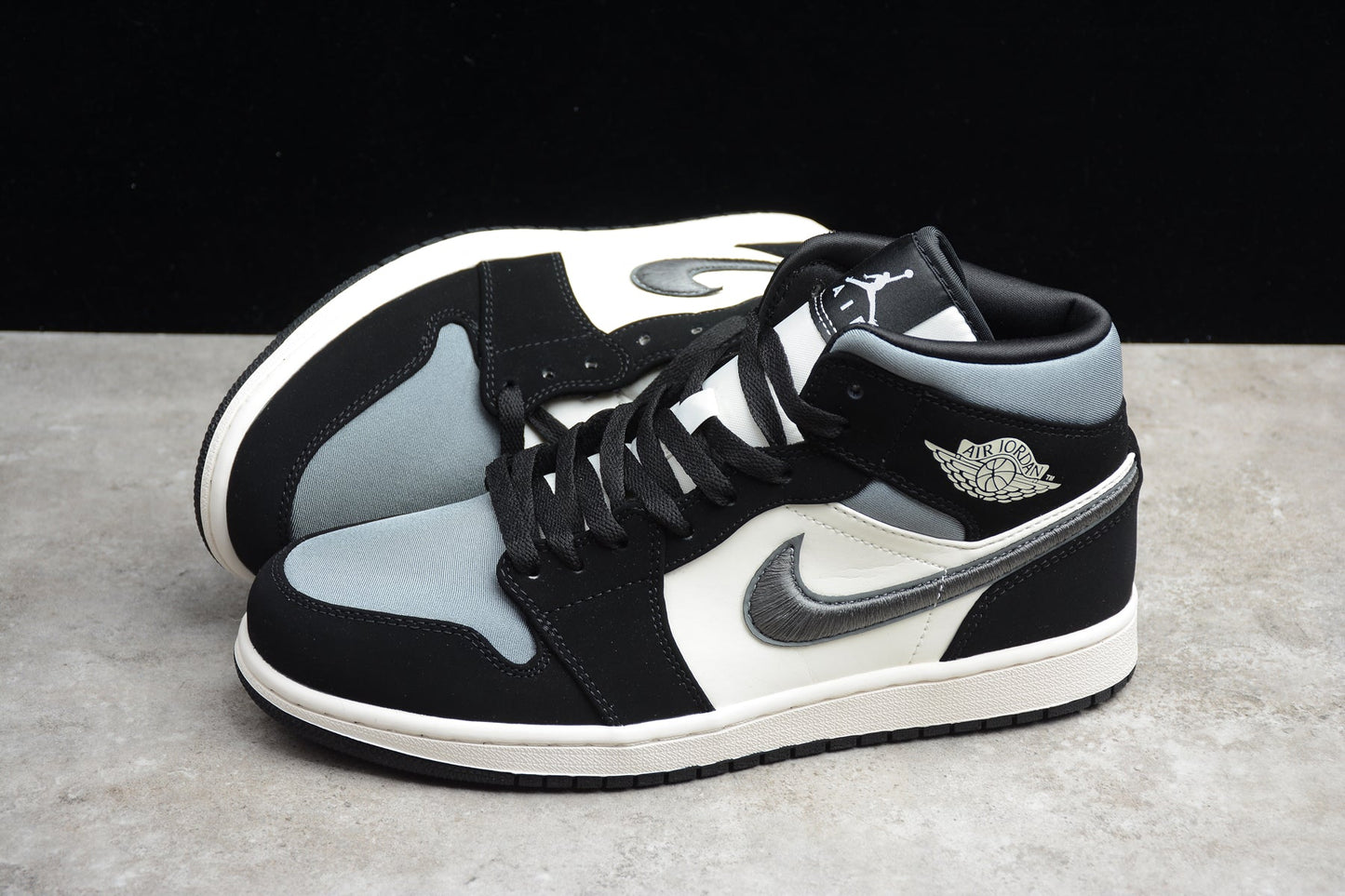 Air Jordan 1 Mid "Black/Smoke Grey"