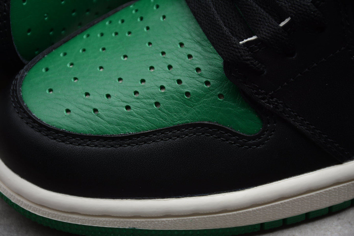 Air Jordan 1 Retro High OG 'Pine Green'