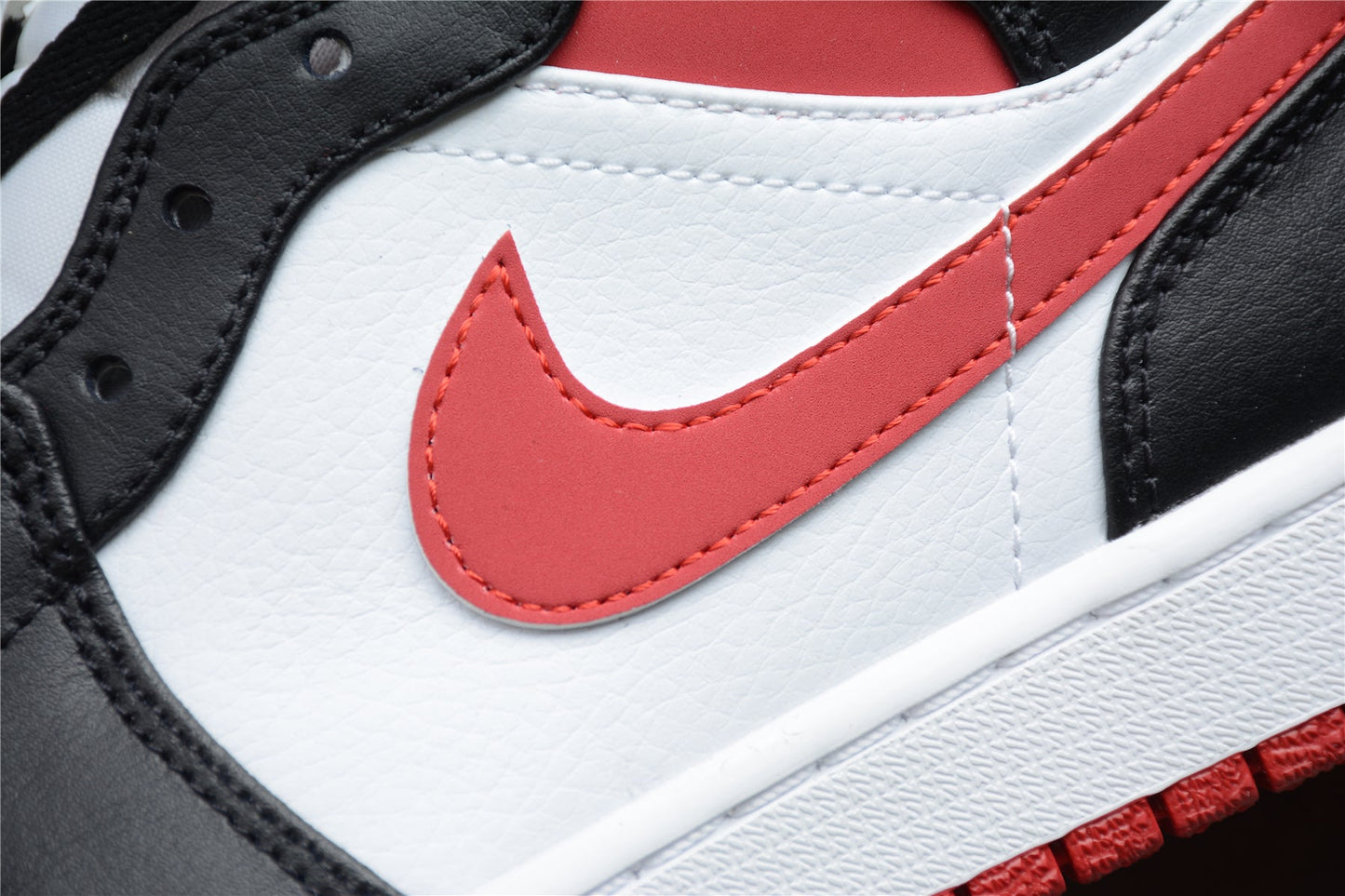 Air Jordan 1 Mid "Gym Red Black White" Chicago Bulls