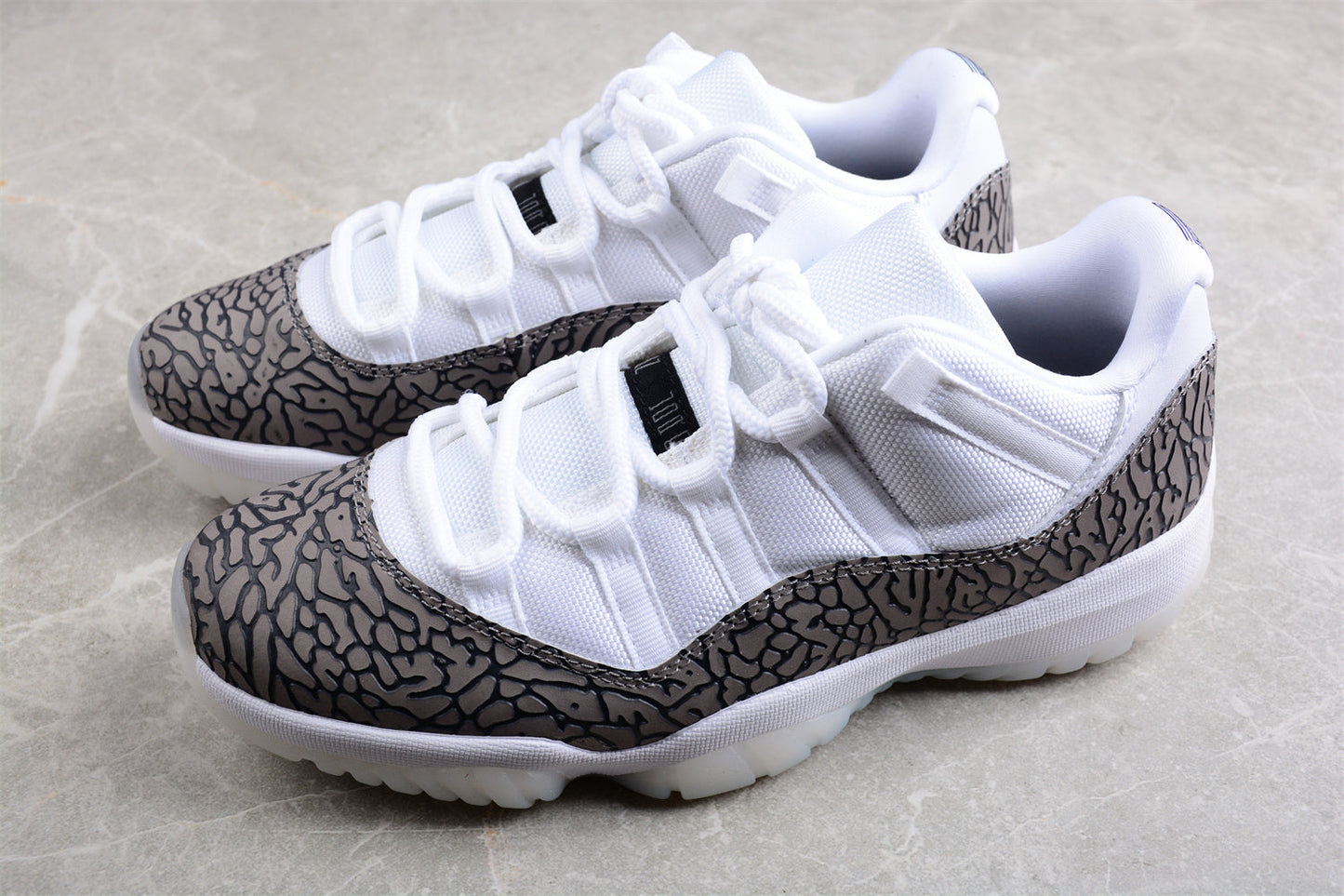Air Jordan AJ11 Low "White Cement"
