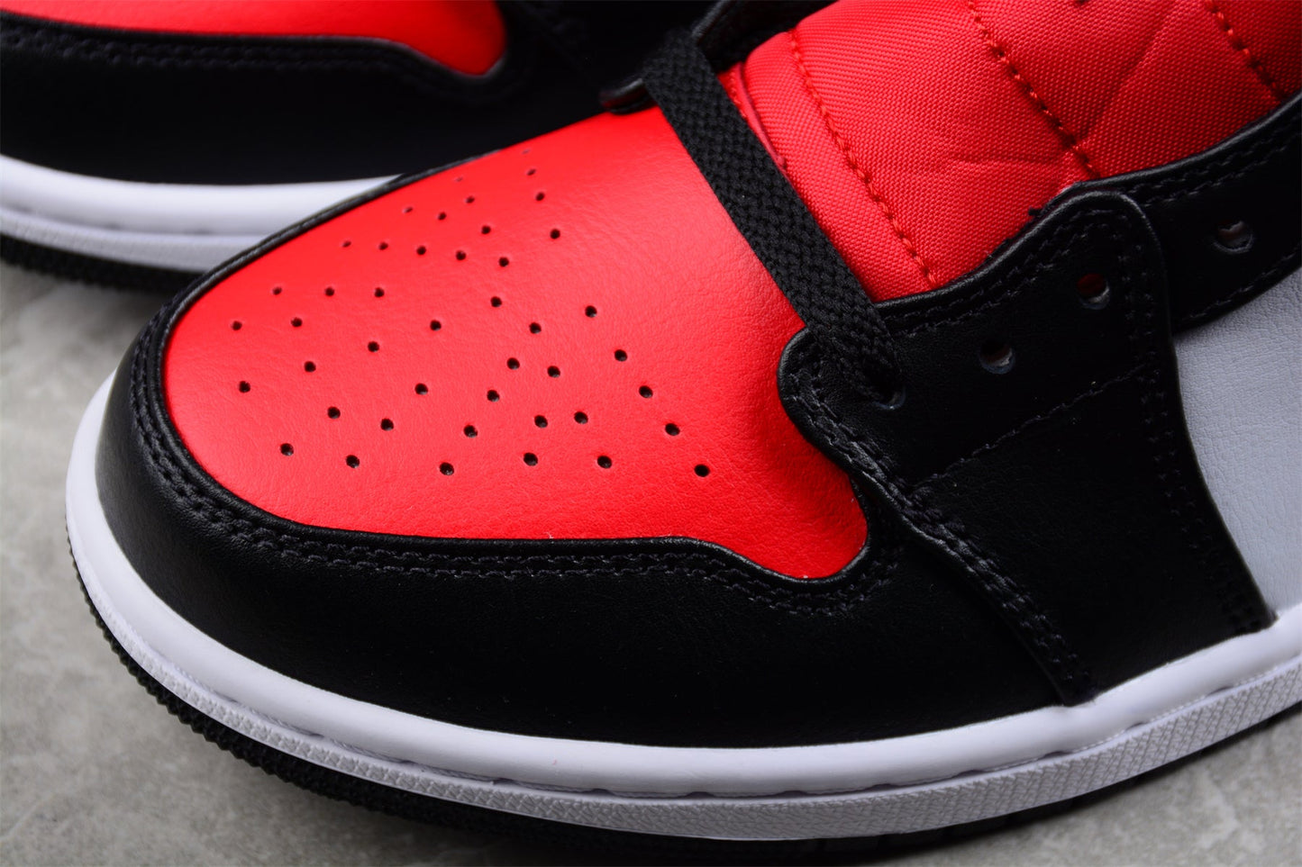 Nike Air Jordan 1 Mid "White Black Red Bred Toe"