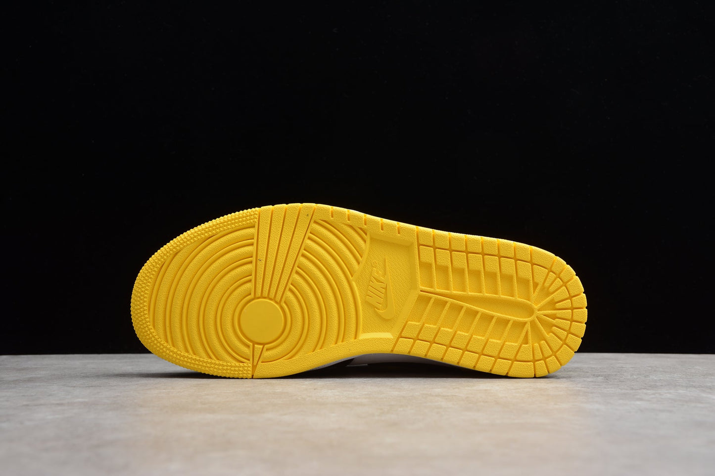 Nike Air Jordan 1 Mid SE "Tour Yellow/Black"