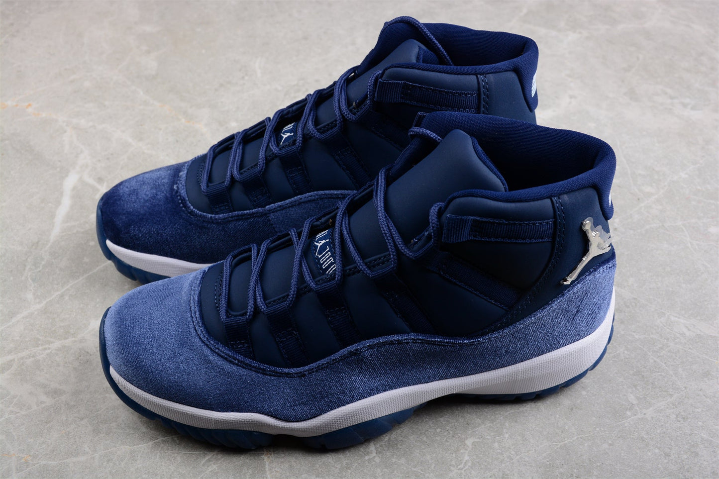 Air Jordan 11 Velvet "Midnight Navy"
