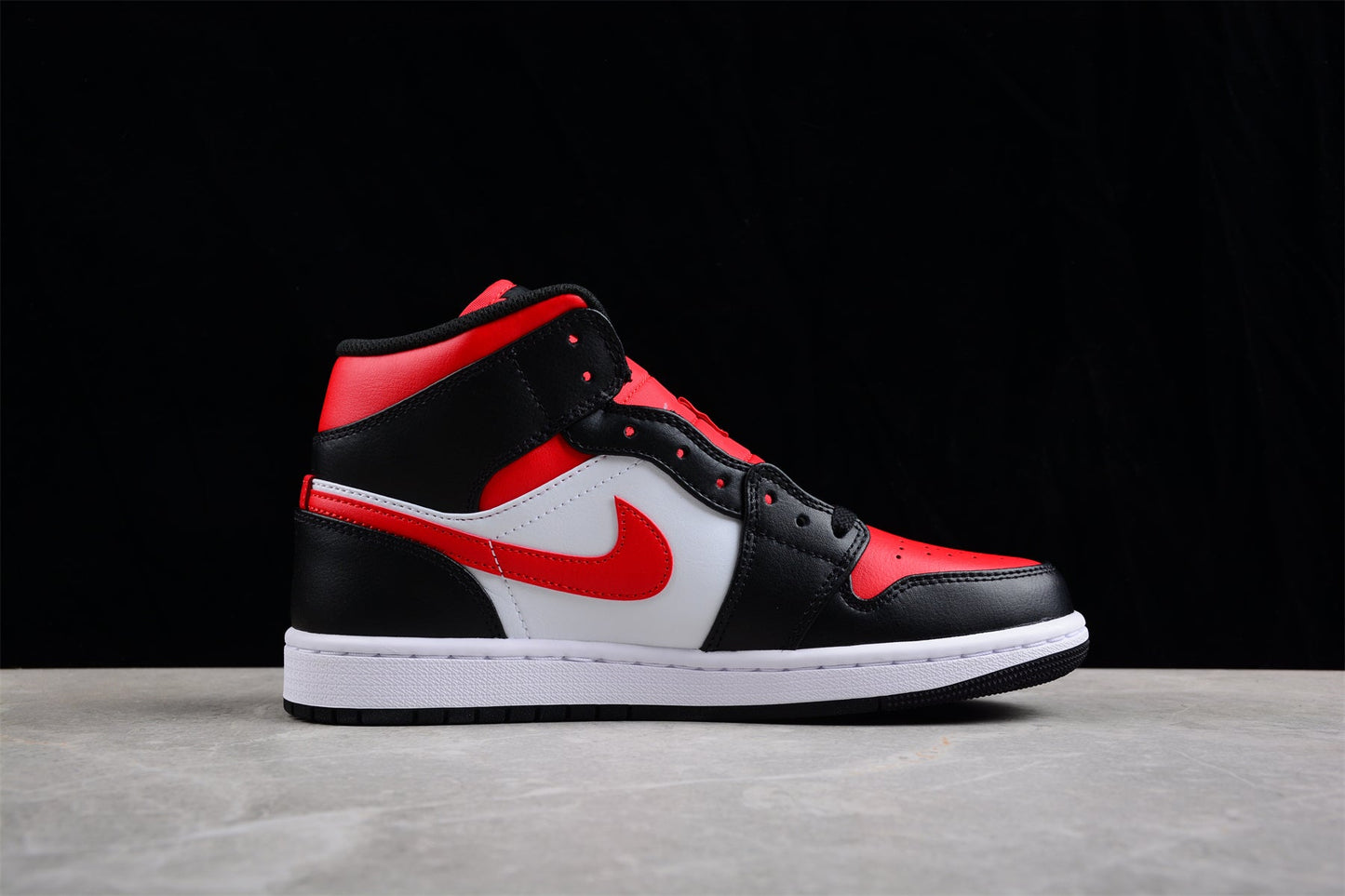 Nike Air Jordan 1 Mid "White Black Red Bred Toe"