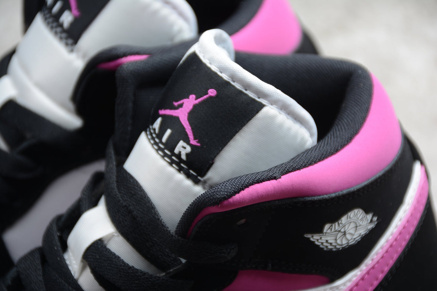 Nike Air Jordan 1 Mid "Magenta"