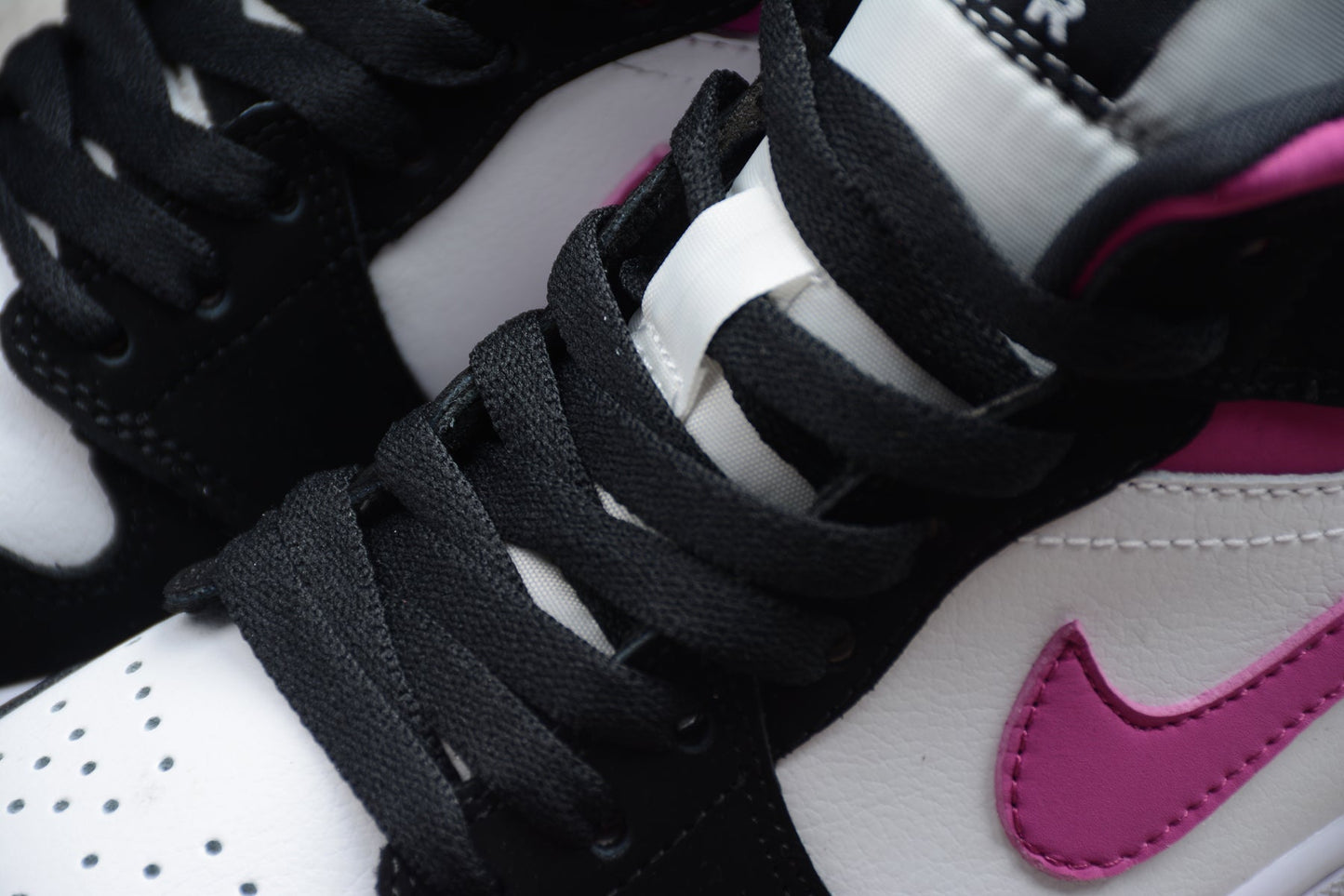 Nike Air Jordan 1 Mid "Magenta"