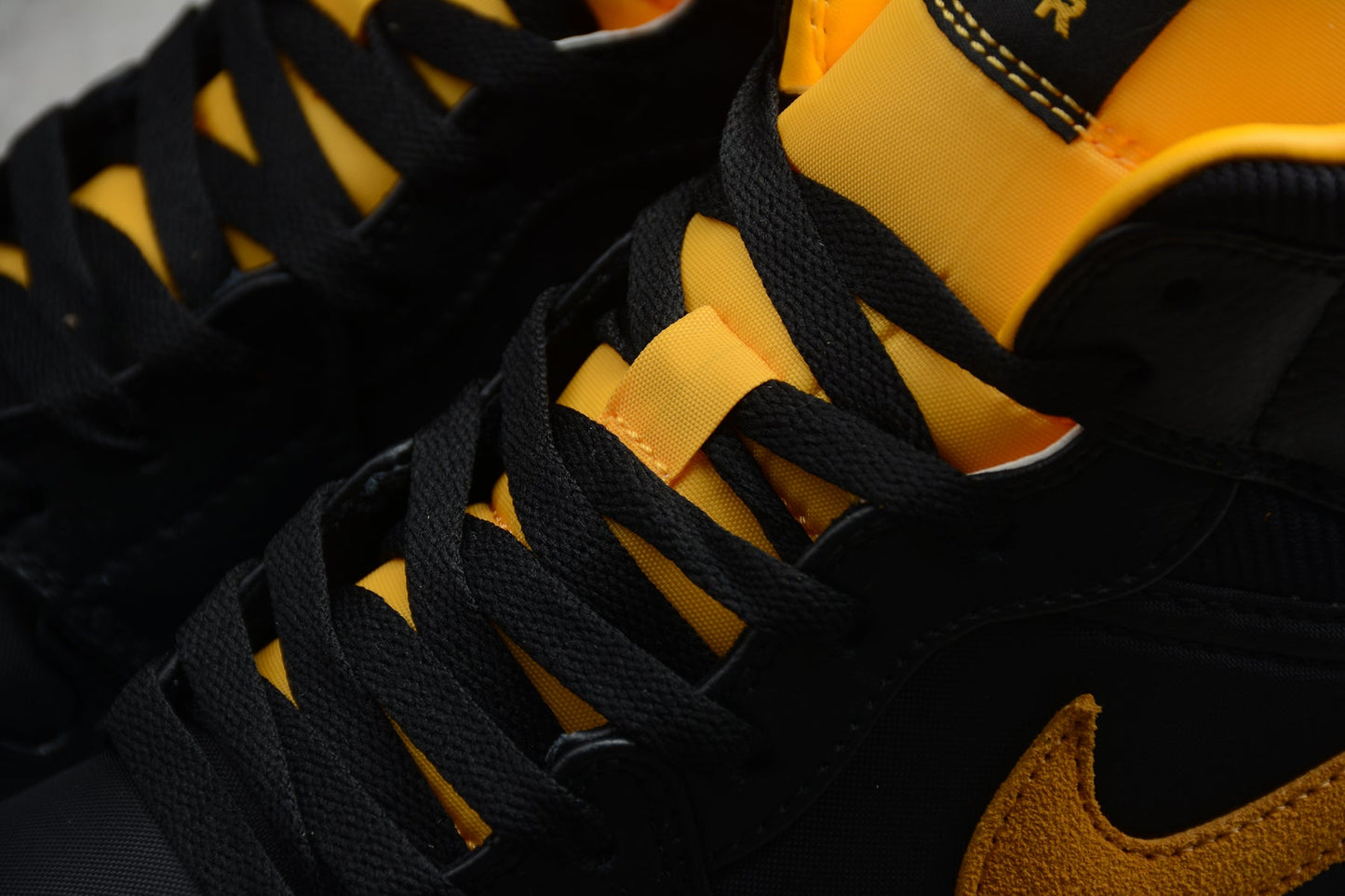 Nike Air Jordan 1 Mid "Black Metallic Gold White"