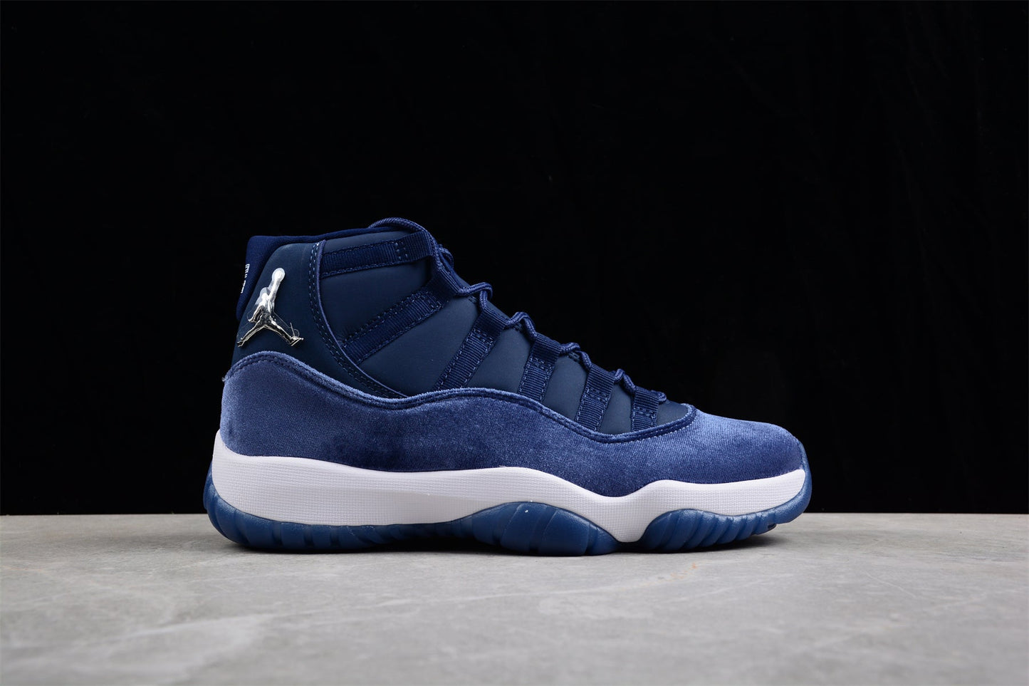 Air Jordan 11 Velvet "Midnight Navy"