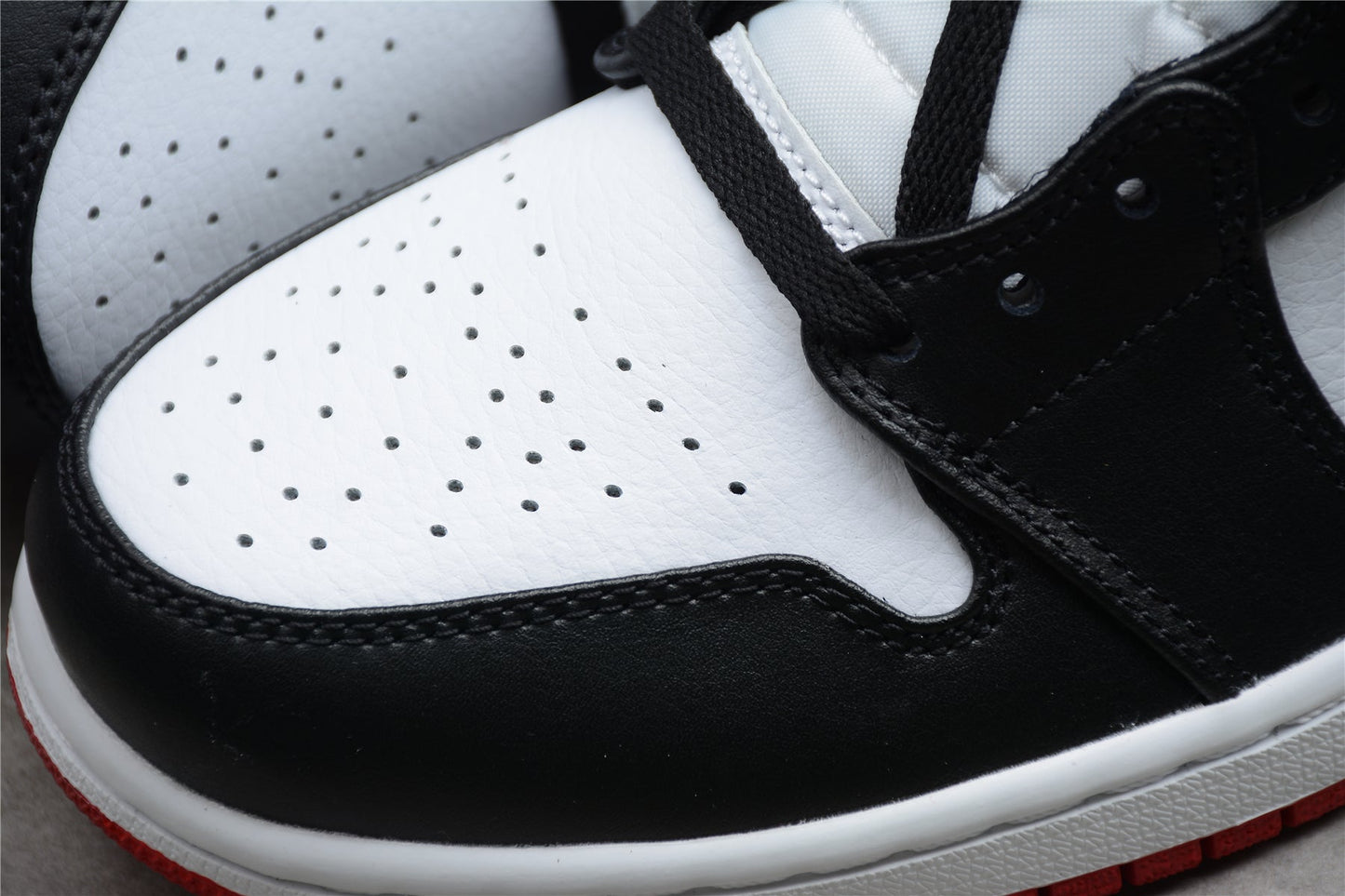 Air Jordan 1 Mid "Gym Red Black White" Chicago Bulls