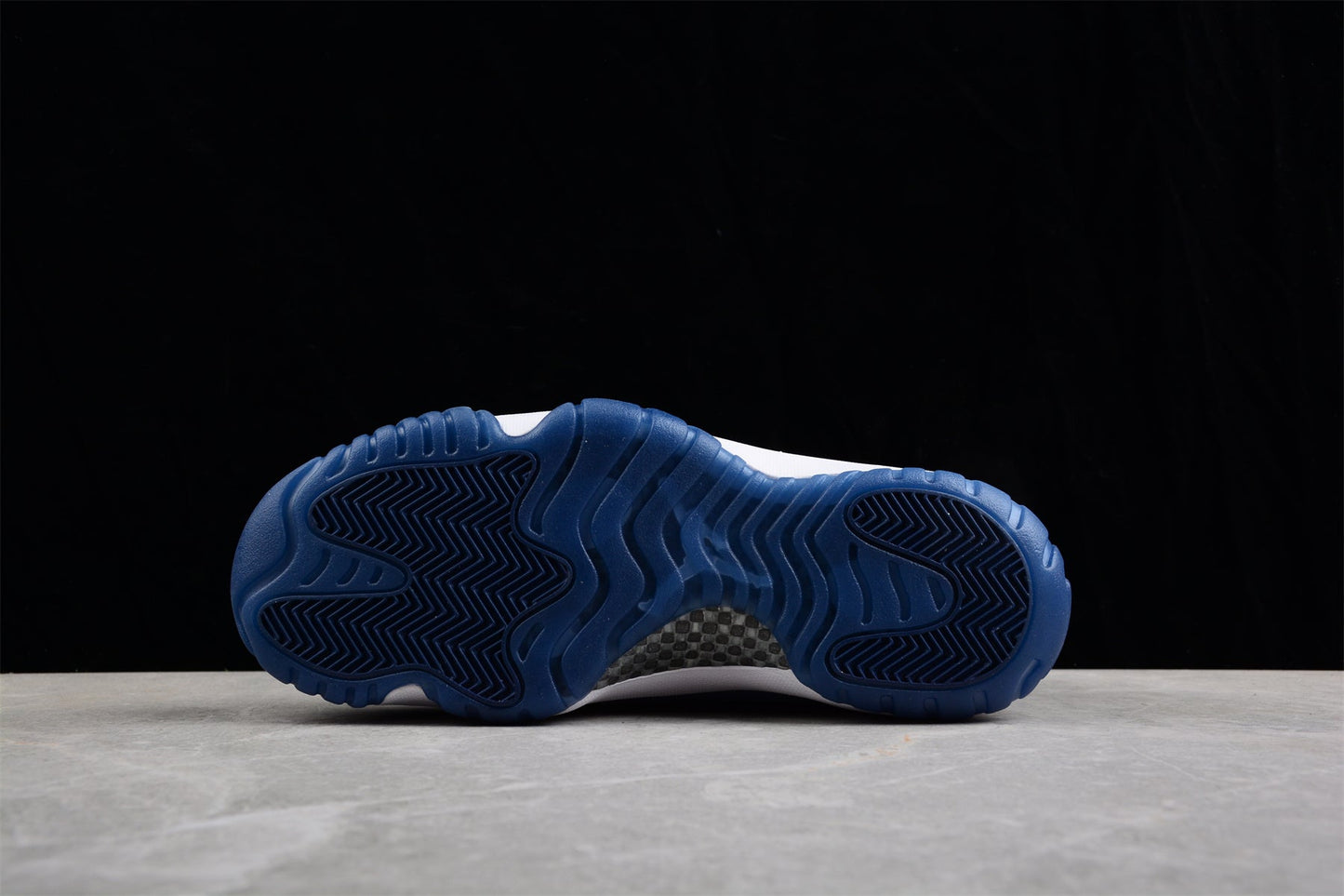 Air Jordan 11 Velvet "Midnight Navy"