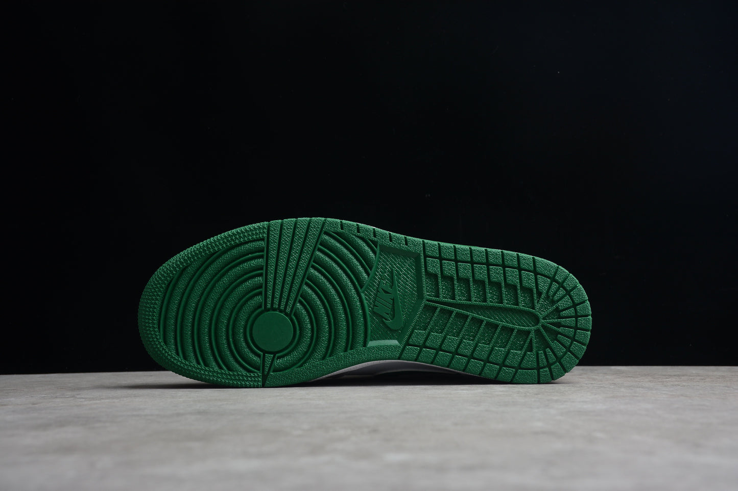 Air Jordan 1 Mid SE "Pine Green - Light Smoke Grey"
