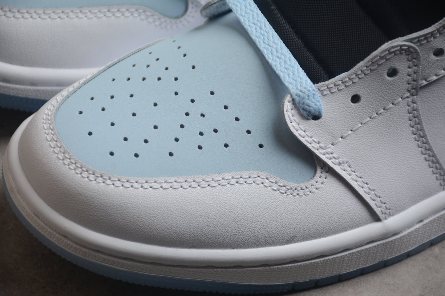Nike Air Jordan 1 Mid SE "White Ice Blue Black UNC" GS