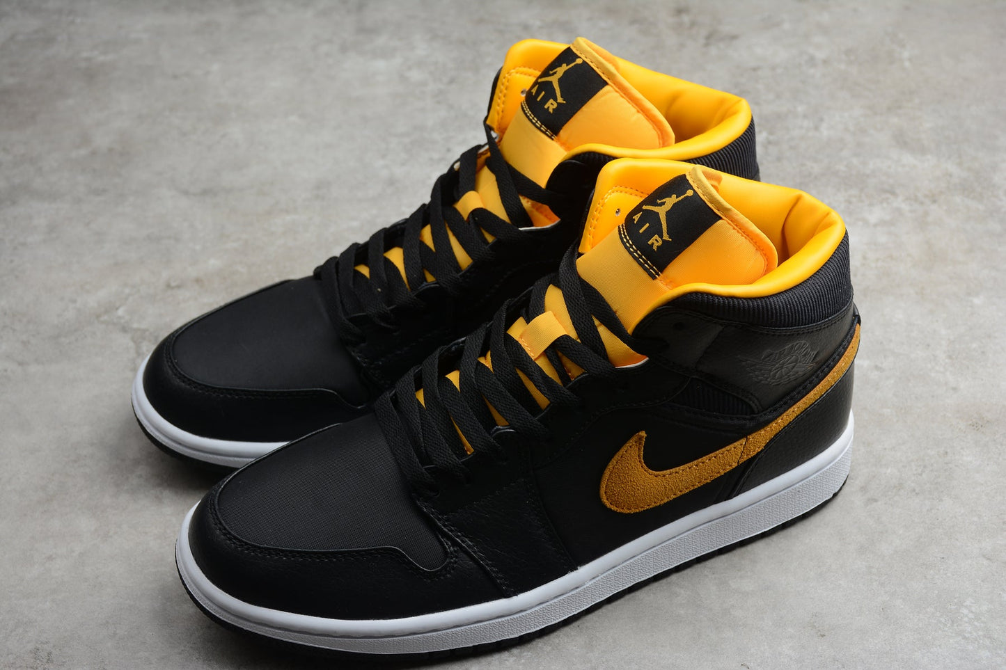 Nike Air Jordan 1 Mid "Black Metallic Gold White"