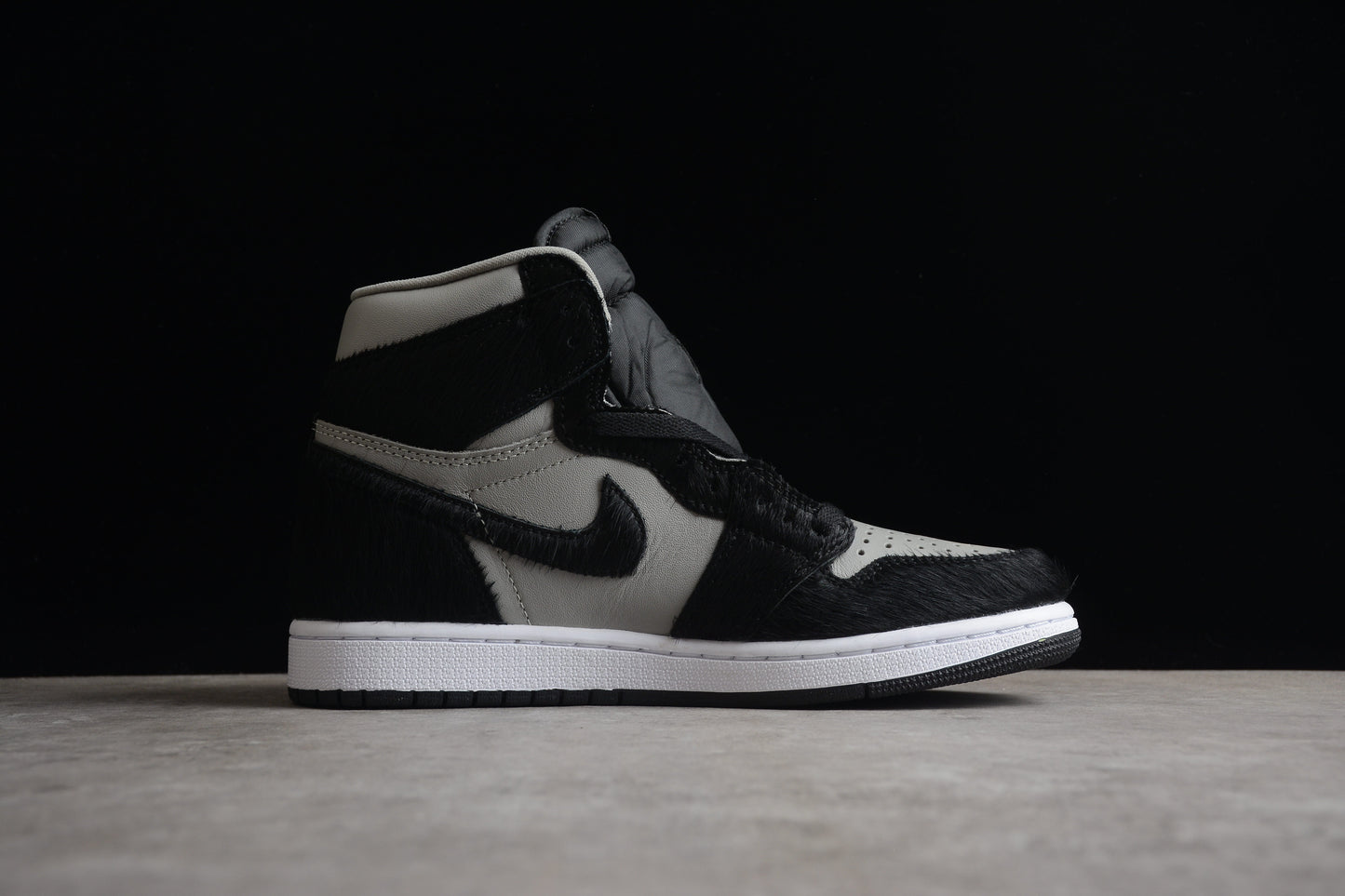 Nike Air Jordan 1 Retro High OG “Black/Medium Gray”