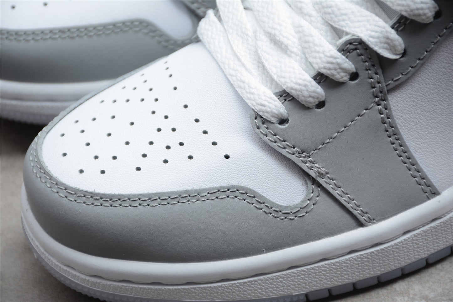 Air Jordan 1 Mid "Wolf Grey Aluminum"