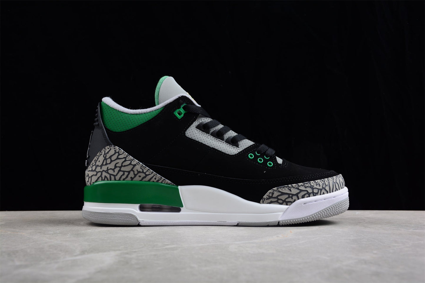 Nike Air Jordan 3 Retro "Pine Green"